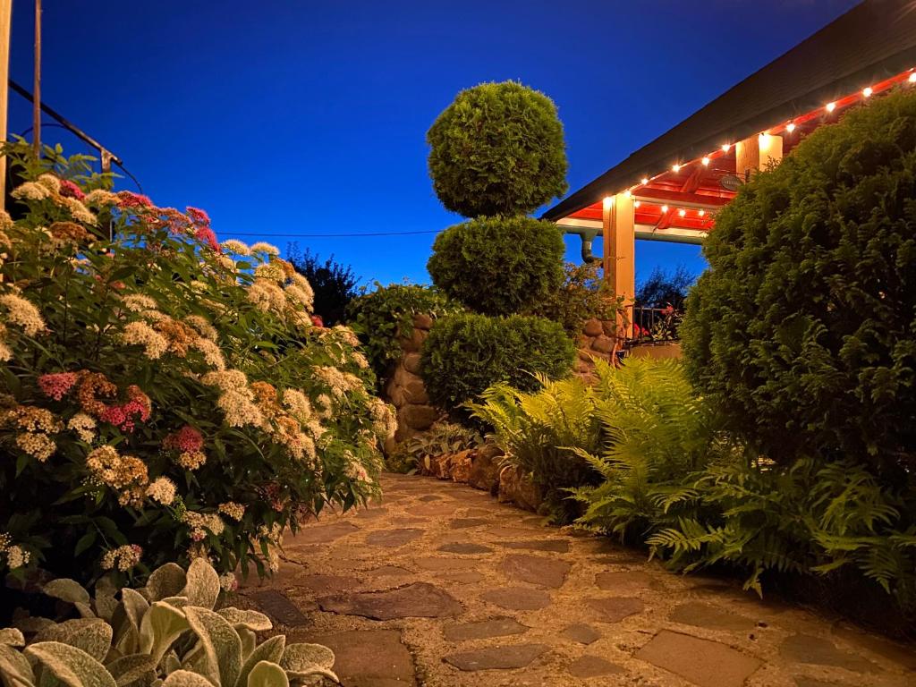 public/garden3-1500w.jpg