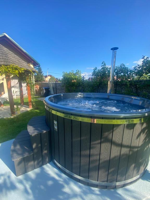 public/hot%20tub-1500w.jpg