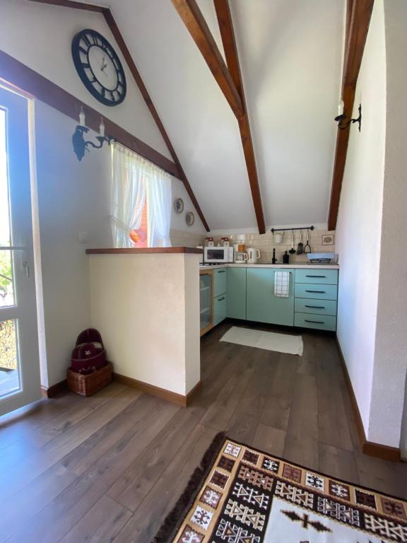 public/kitchen-1400w.jpg